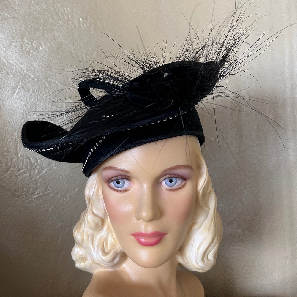 STUPENDOUS 1907s' BLACK FELT ASYMMETRICAL HAT